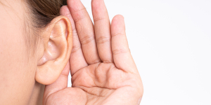 Connaître les difficultés des personnes sourdes et malentendantes, pour mieux communiquer et délivrer les conseils et les médicaments